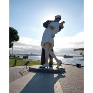 Statue based on Times Square photograph on Victory Day 1945, San Diego